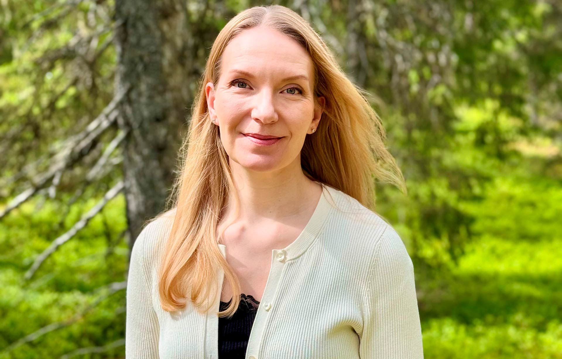 Maria Virranniemi, LähiTapiola Kainuu-Koillismaan hallituksen puheenjohtaja. Taustalla metsämaisema.