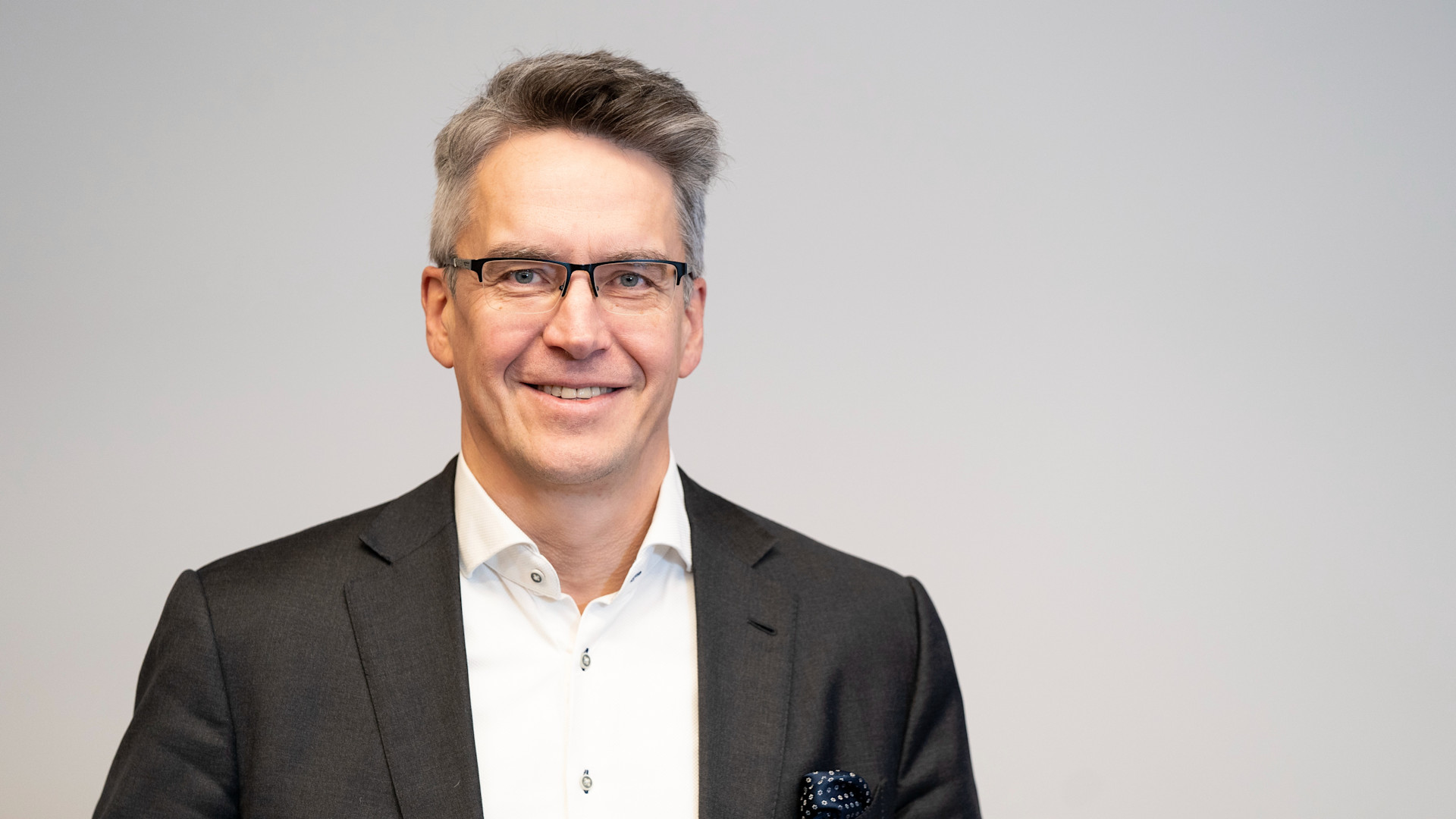 Kuvassa Ari Vuorentausta harmaalla yksivärisellä taustalla kuvattuna. 