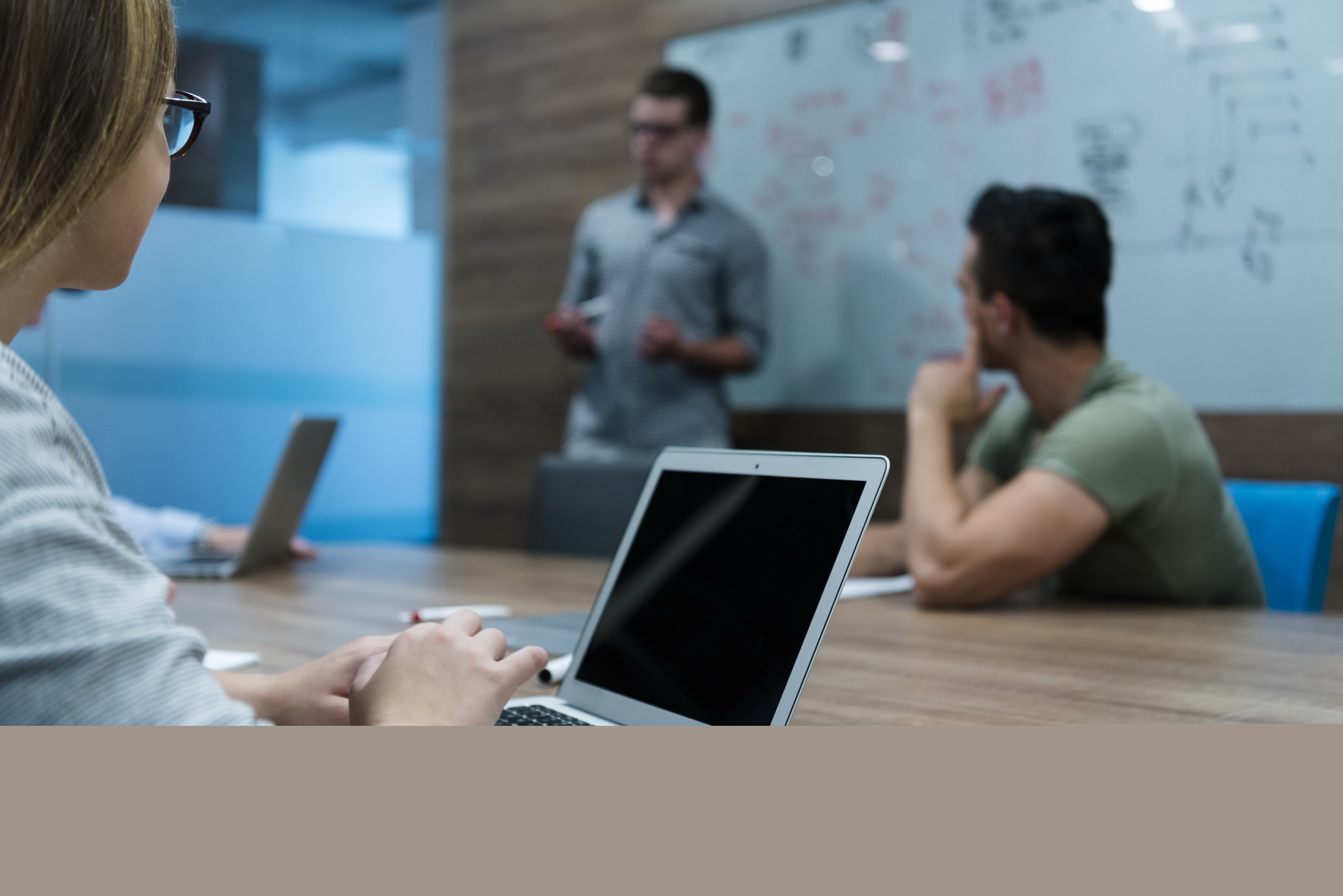 Työntekijöitä palaverissa neuvotteluhuoneessa.