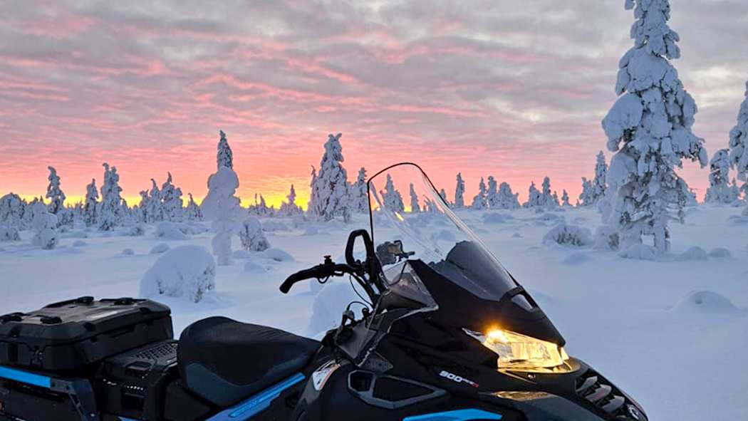 Moottorikelkka lumisessa maisemassa