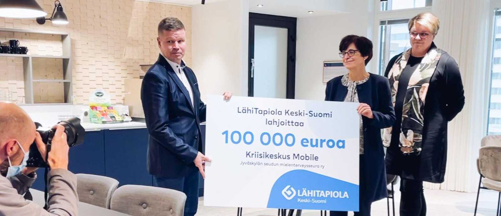 LähiTapiola Keski-Suomen lahjoitus kriisikeskus Mobilelle.