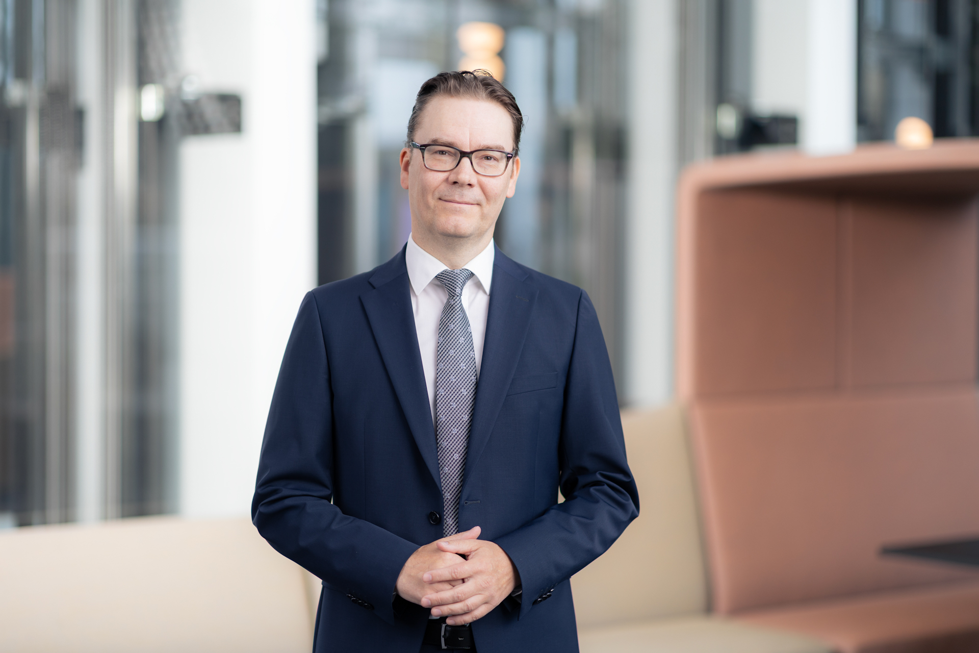 LähiTapiola Varainhoidon pääekonomisti Hannu Nummiaro kuvattuna yrityksen valoisassa aulatilassa.