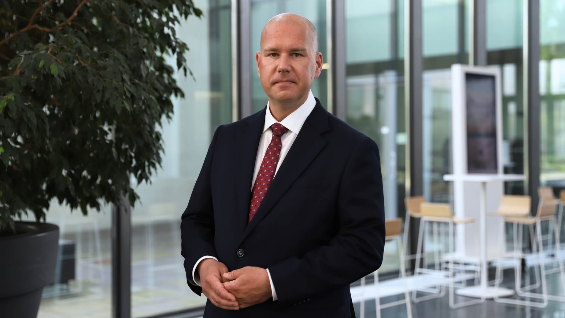 Kuvassa LähiTapiola Varainhoidon Wealth planner Sampo Lapila tummassa puvussaan.