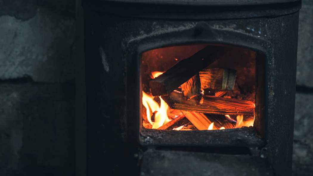 Tuli palaa tulisijassa.