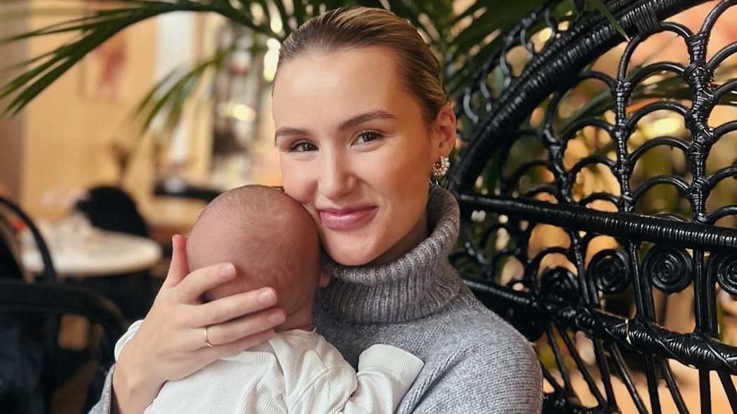 Taitoluisteluvalmentaja Beata Leppilampi pitää lastaan sylissään.