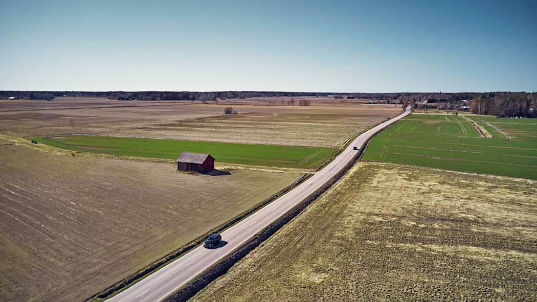 Autoja ajamassa 8-tiellä keväällä.