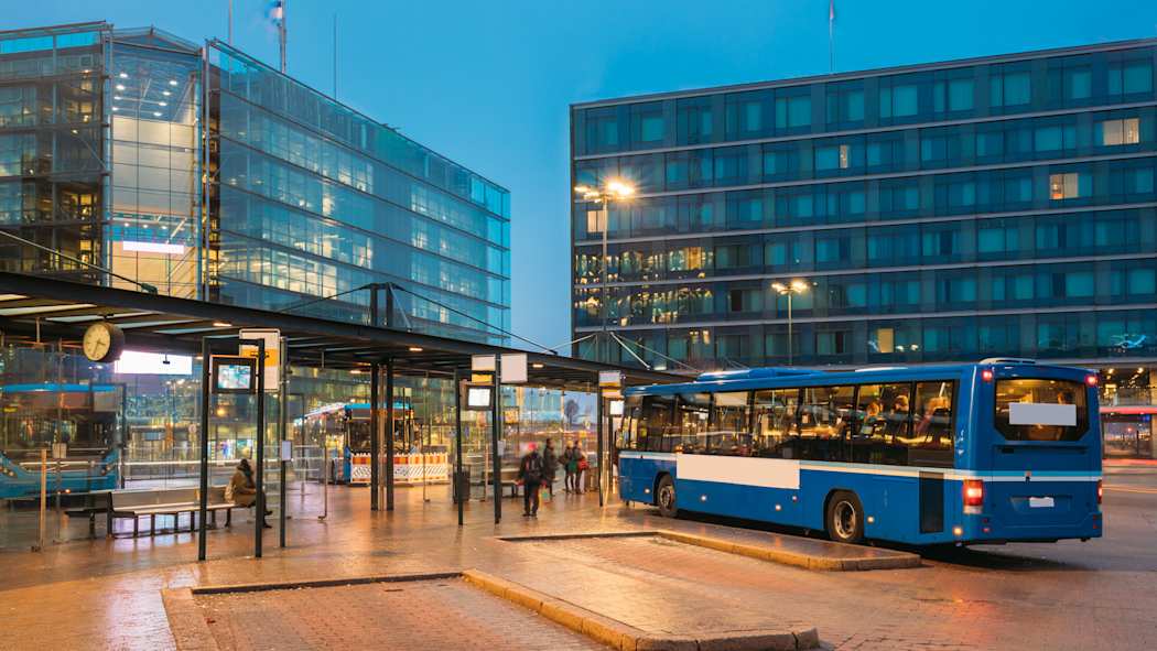 Bussipysäkkejä Helsingin Elielinaukiolla.
