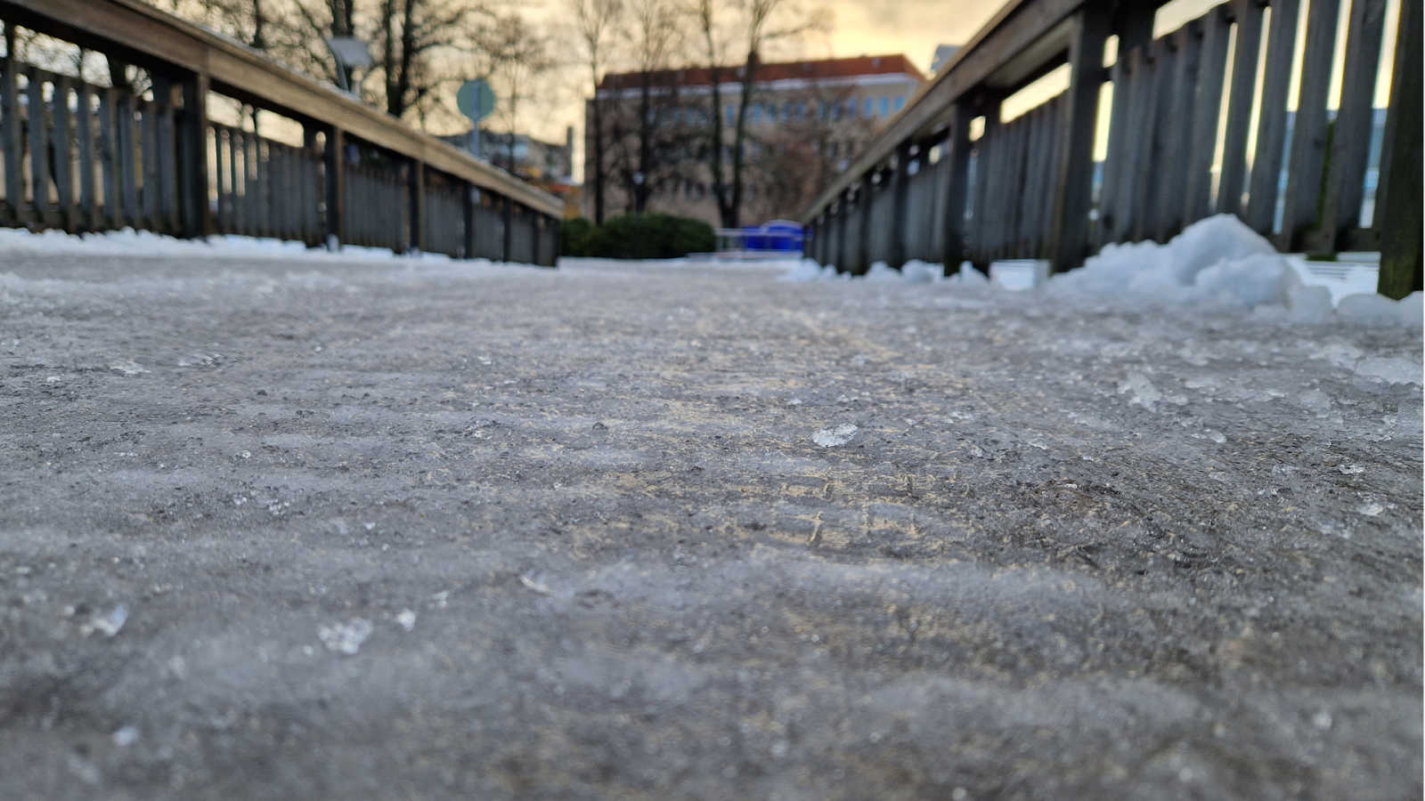 Rauman Kanalin ylittävä silta, jonka pinta on jään peitossa.