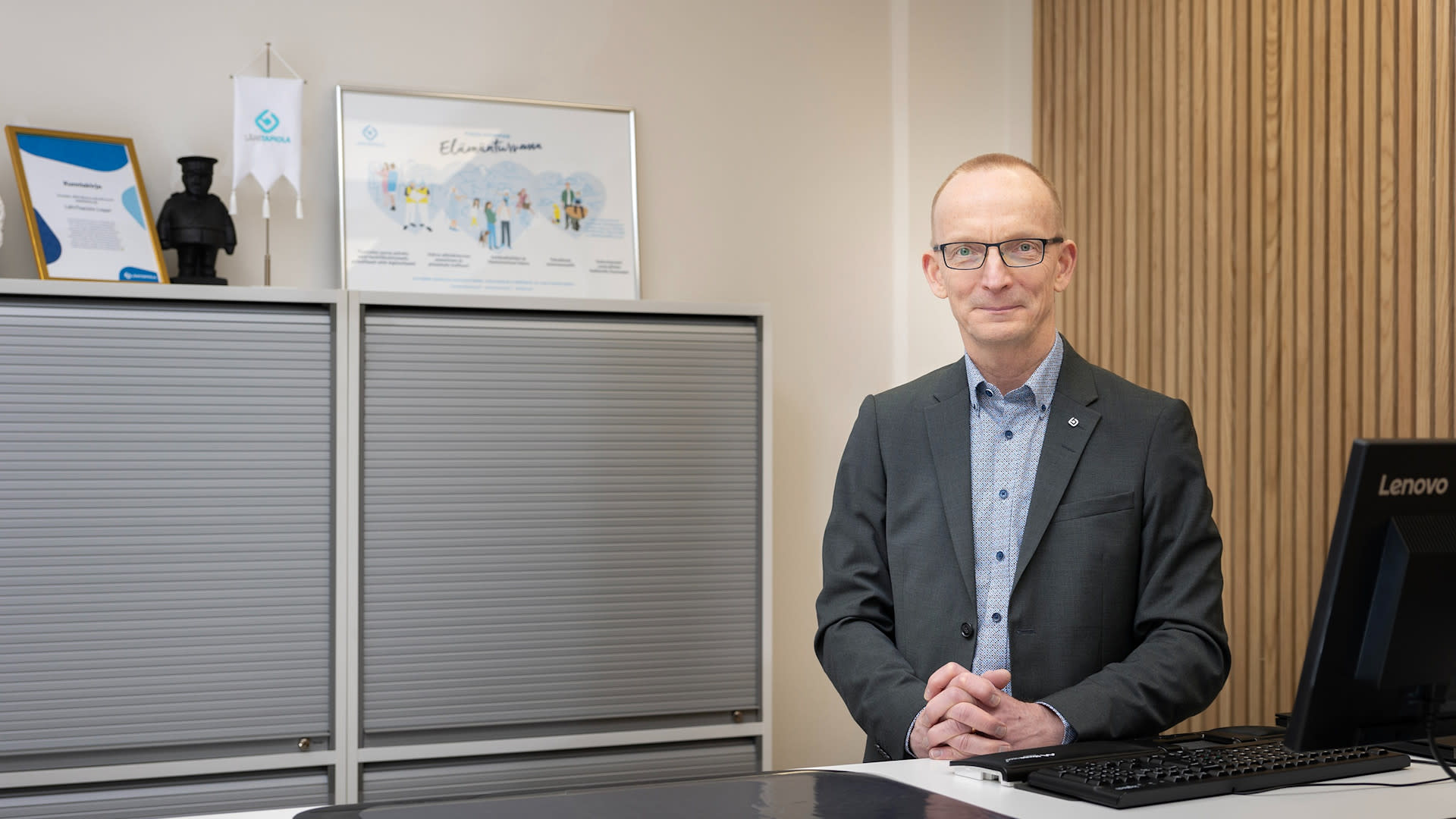 LähiTapiola Lapin toimitusjohtaja istuu työhuoneessaan.