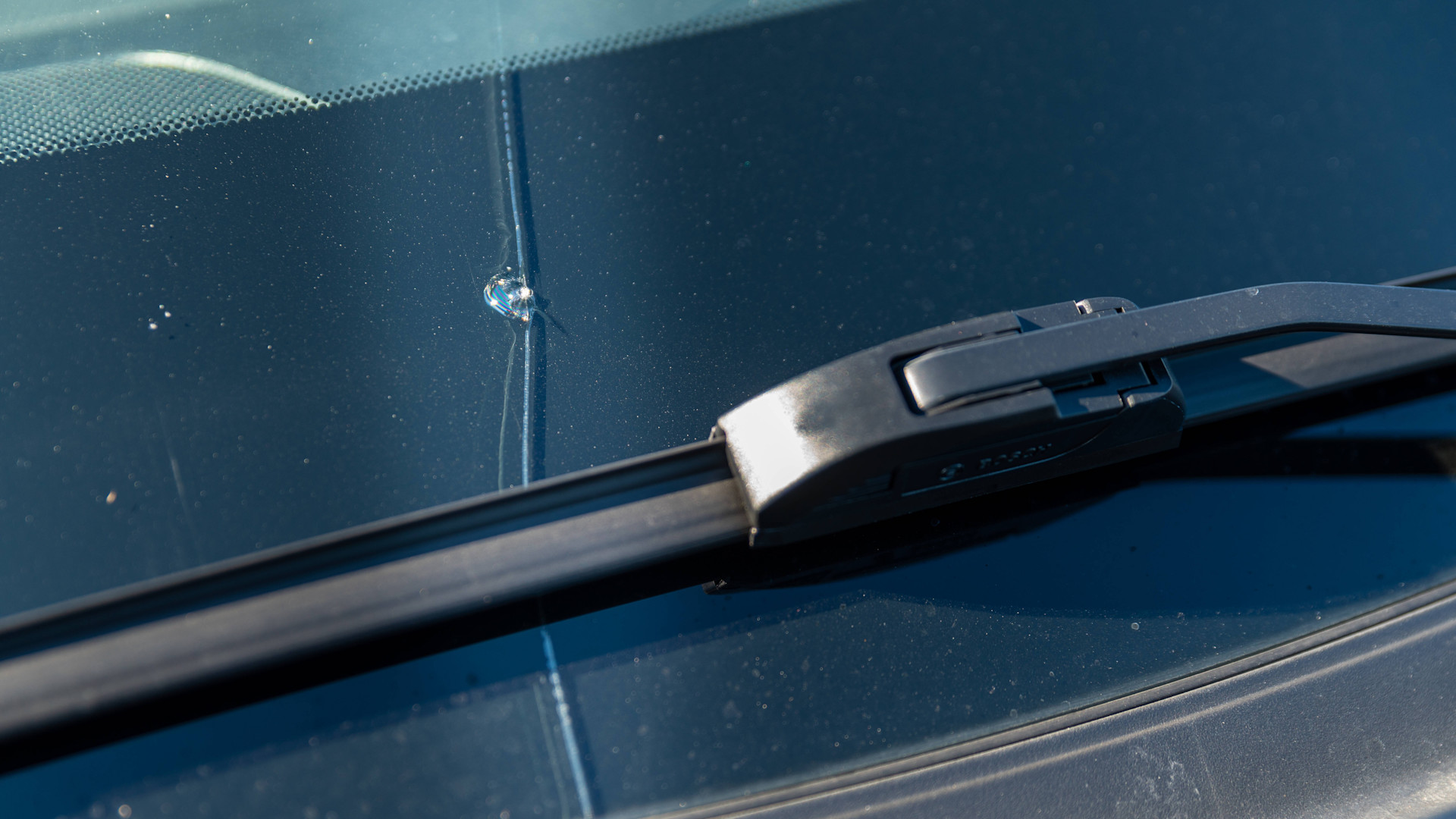 Tuulilasissa on kiveniskemä ja halkeama.