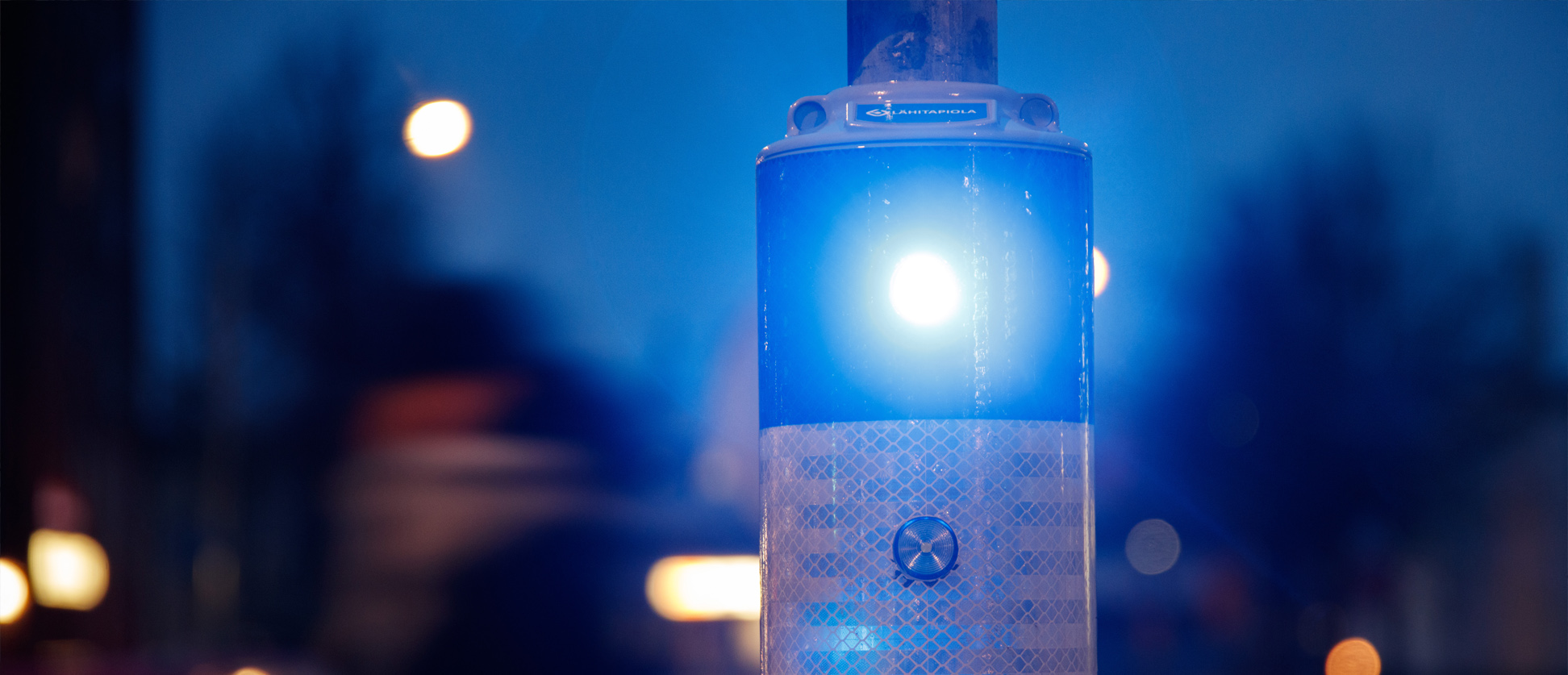 Välkky-suojatievaroitin välkkyy, kun jalankulkija on suojatiellä