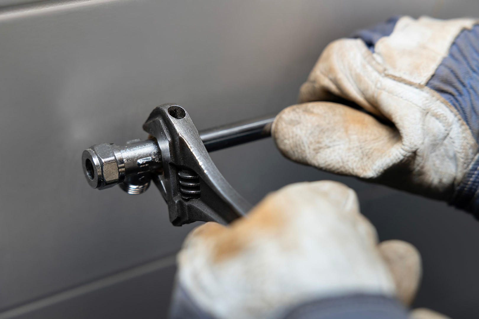 Käyttövesi putkea kiristetään 