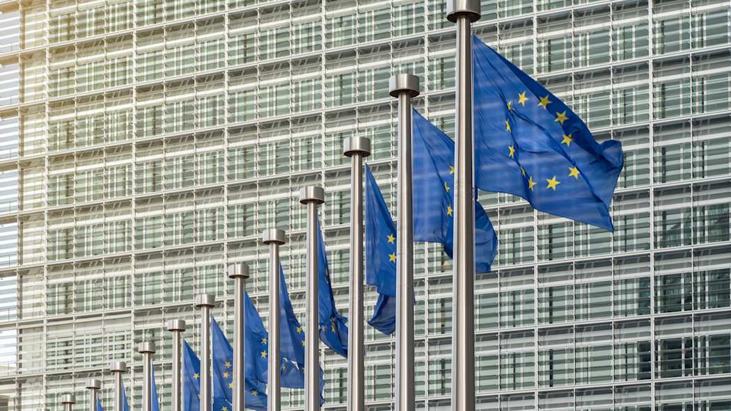 EU-lippuja rivissä Euroopan parlamentin Berlaymont-rakennuksen edessä.