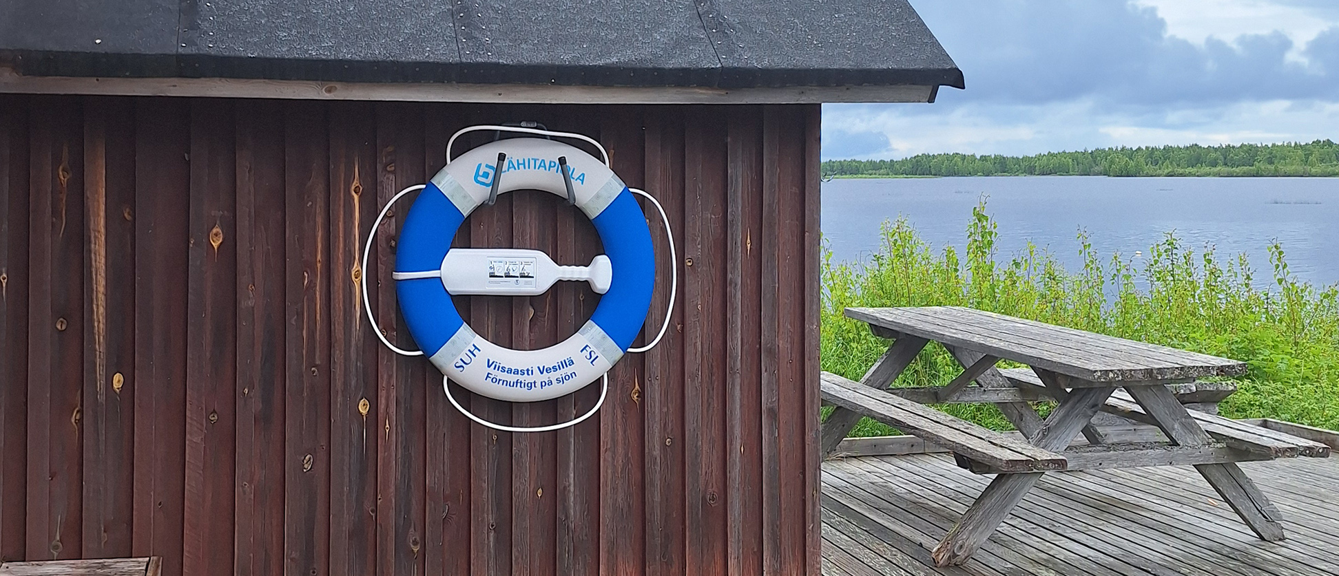 LähiTapiolan lahjoittama pelastusrengas on asennettuna Simon Vasankarin uimarannan uimakopin seinään.