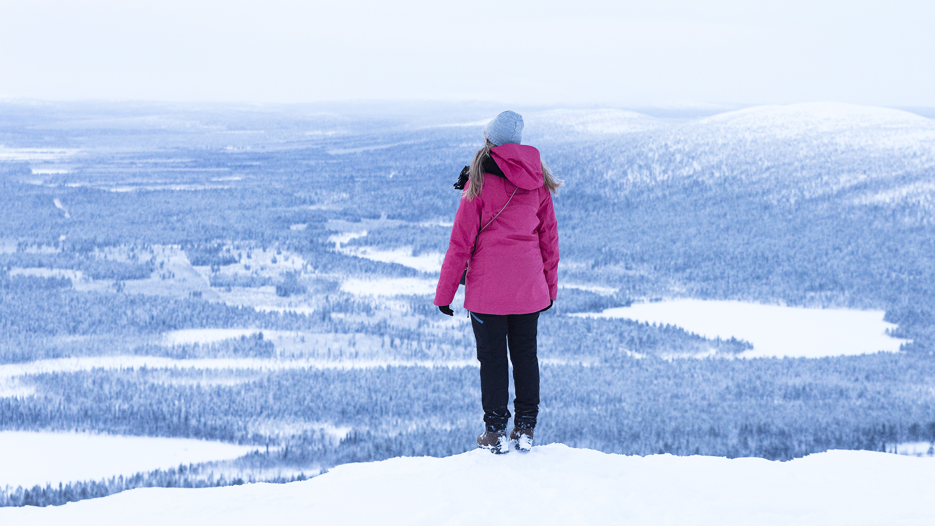 Ihminen katselee tunturimaisemaa