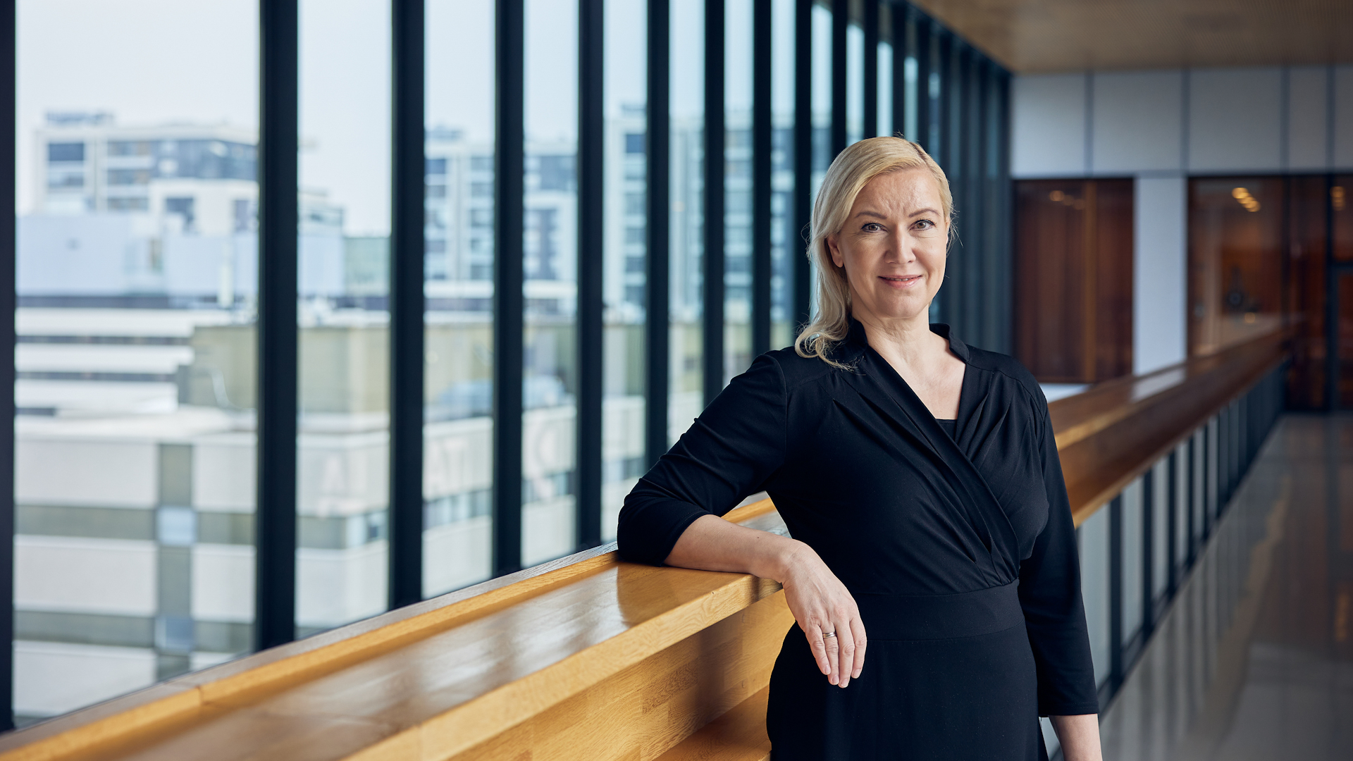 LähiTapiola Henkiyhtiön johtaja Veera Lammi nojaa kaiteeseen.