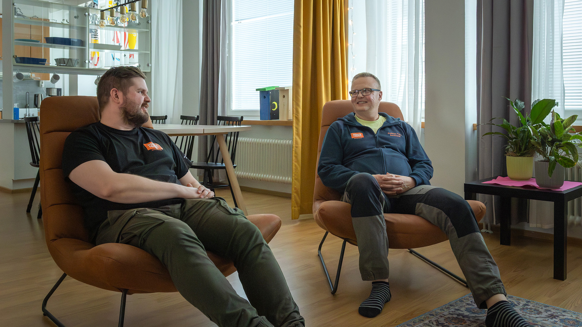 Kuvassa Poikien Talon ohjaajat Roni Ounaslehto ja Marko Väänänen.