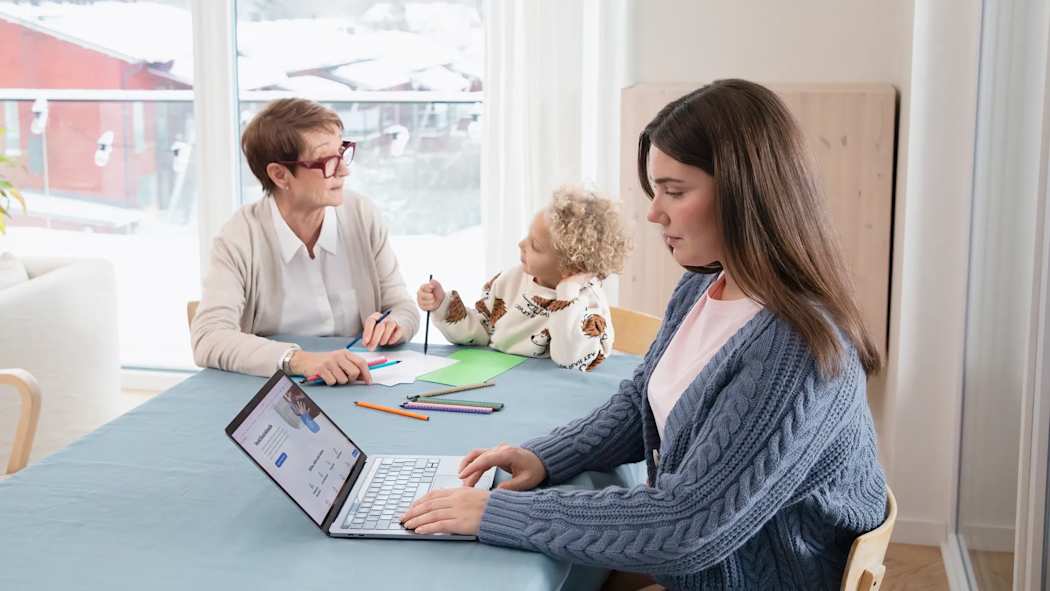 Äiti pitää pientä lasta sylissään.