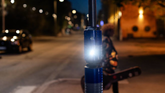 Välkky, suojatien varoitusvalo vilkkuu, kun ihminen lähestyy suojatietä.