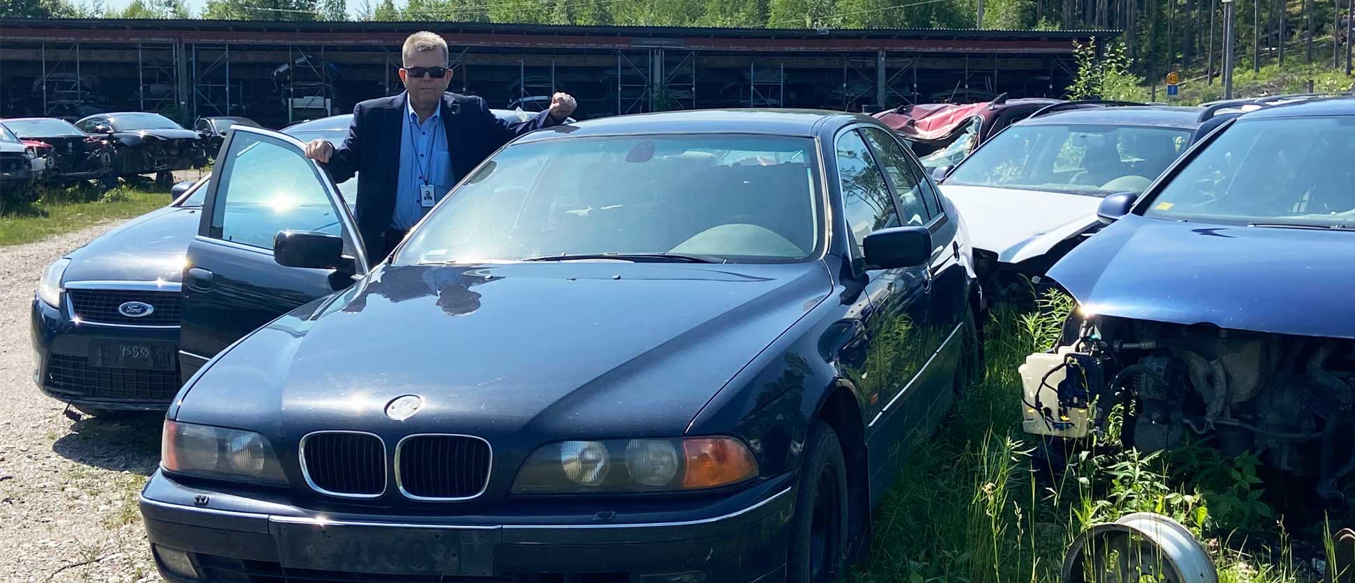 Kuvassa LähiTapiola Etelän toimitusjohtaja Ari Lagerström oman vanhan, romutetun autonsa vieressä salolaisen Auto-Lehtinen Oy:n pihalla.
